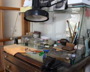 カルディアの前身「荒川時計店」創業時から使い続けている年季の入った机