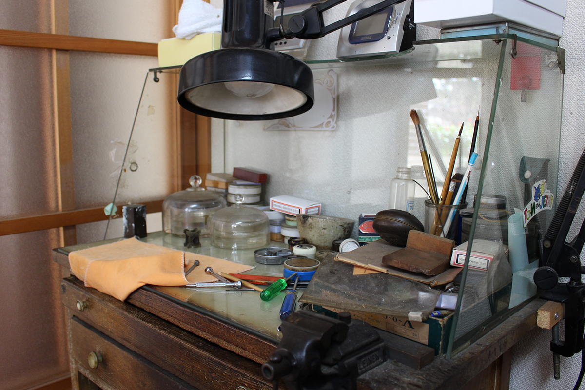 カルディアの前身「荒川時計店」創業時から使い続けている年季の入った机